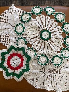 Lot of 4 Handmade Crochet Christmas Doilies Holiday Table Decor 16” to 28” VTG